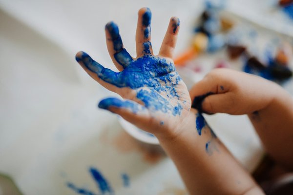 Quelles recettes maison pour fabriquer de la peinture à doigts non toxique pour enfants?